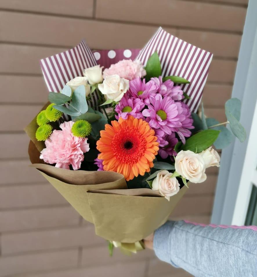 Букет цветов из: Розы, Хризантемы, Гвоздики и Герберы в Городищи