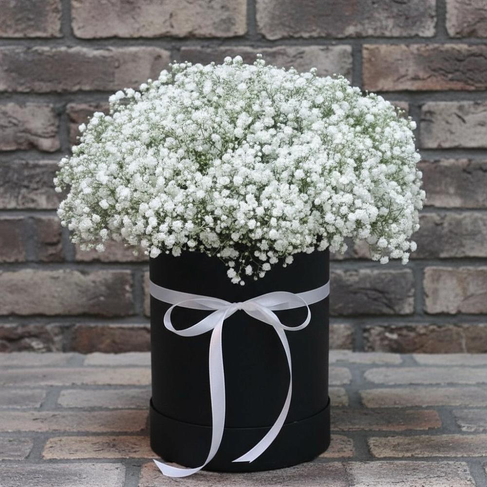 Цветочная композиция из Гипсофила в шляпной коробке в Городищи