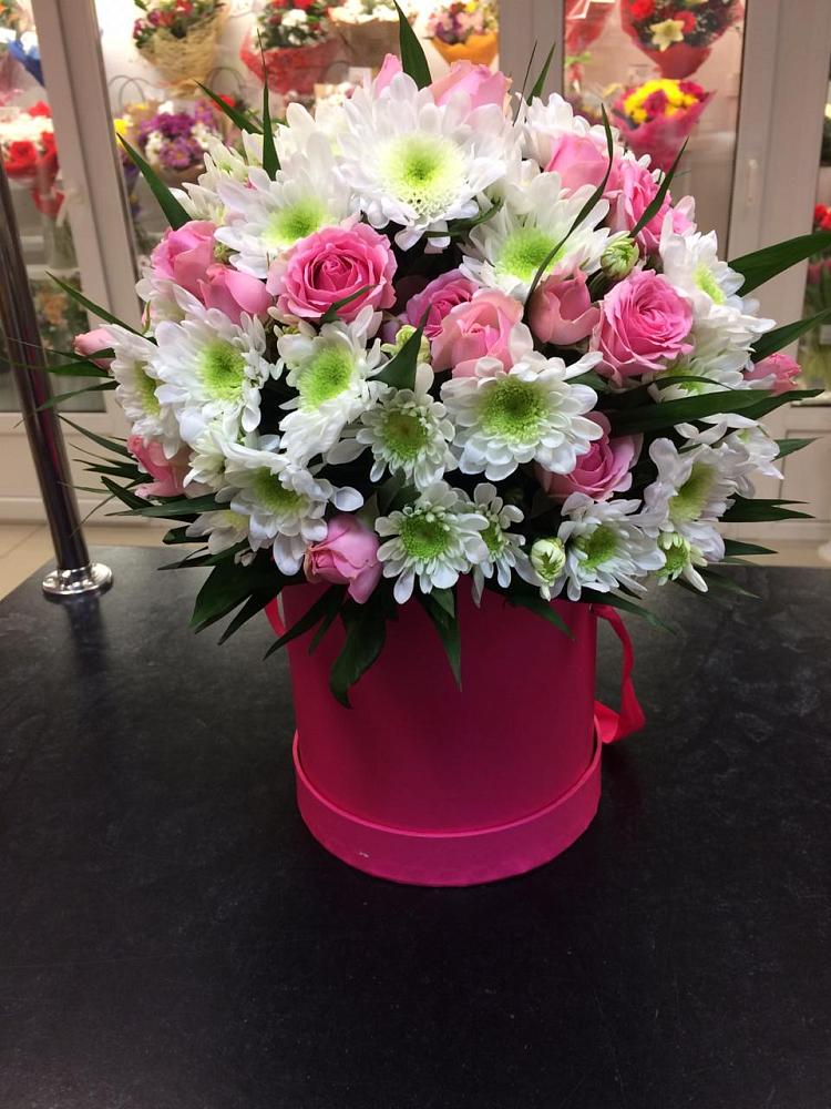 Цветочная композиция из Розы и Хризантемы в шляпной коробке в Городищи