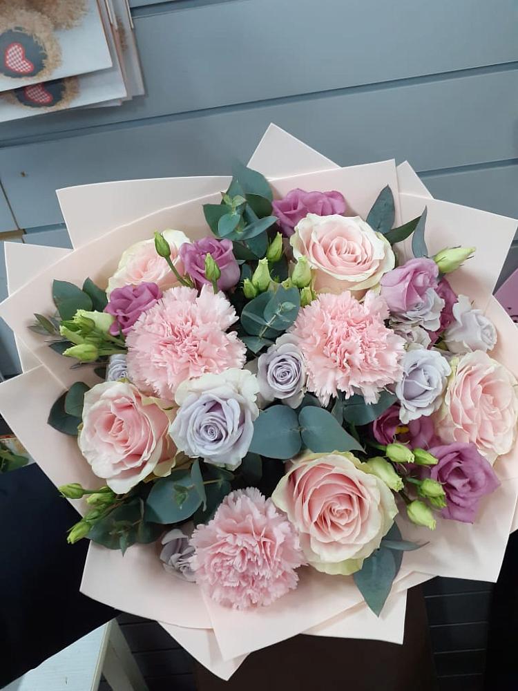 Букет цветов из: Розы, Гвоздики и Лизиантусы в Городищи